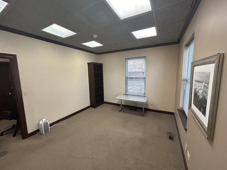 564 S Washington St, Naperville, IL for lease - Interior Photo - Image 2 of 17