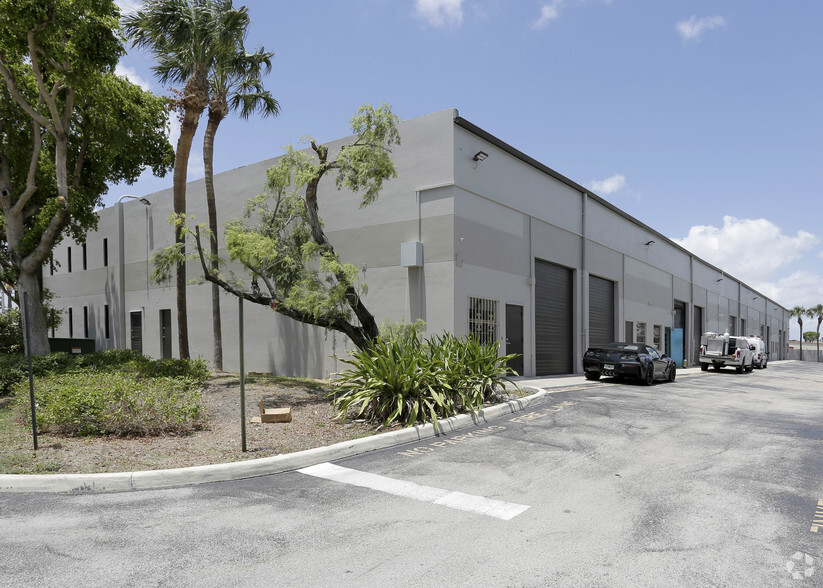 4651-4699 SW 72nd Ave, Miami, FL for lease - Building Photo - Image 3 of 3