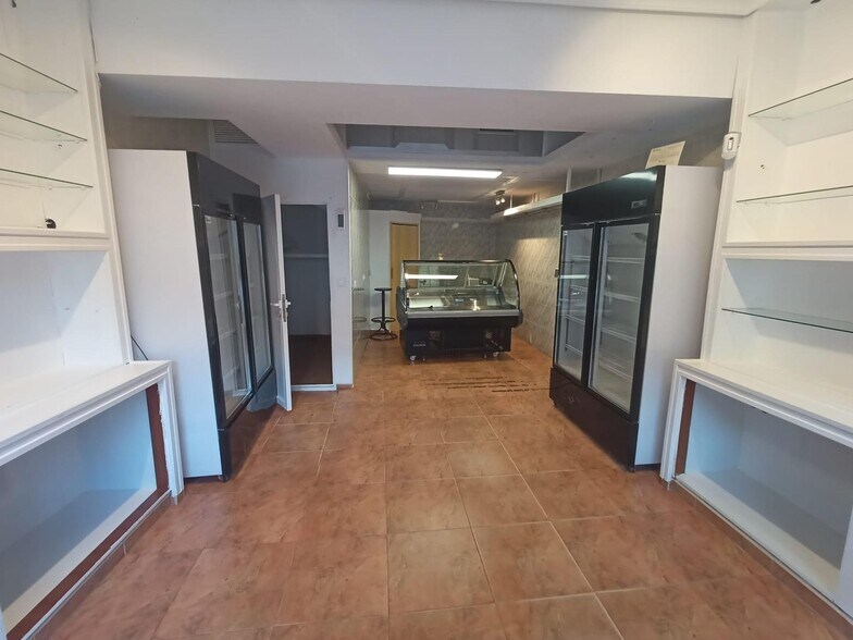 Retail in Cáceres for lease - Building Photo - Image 1 of 7