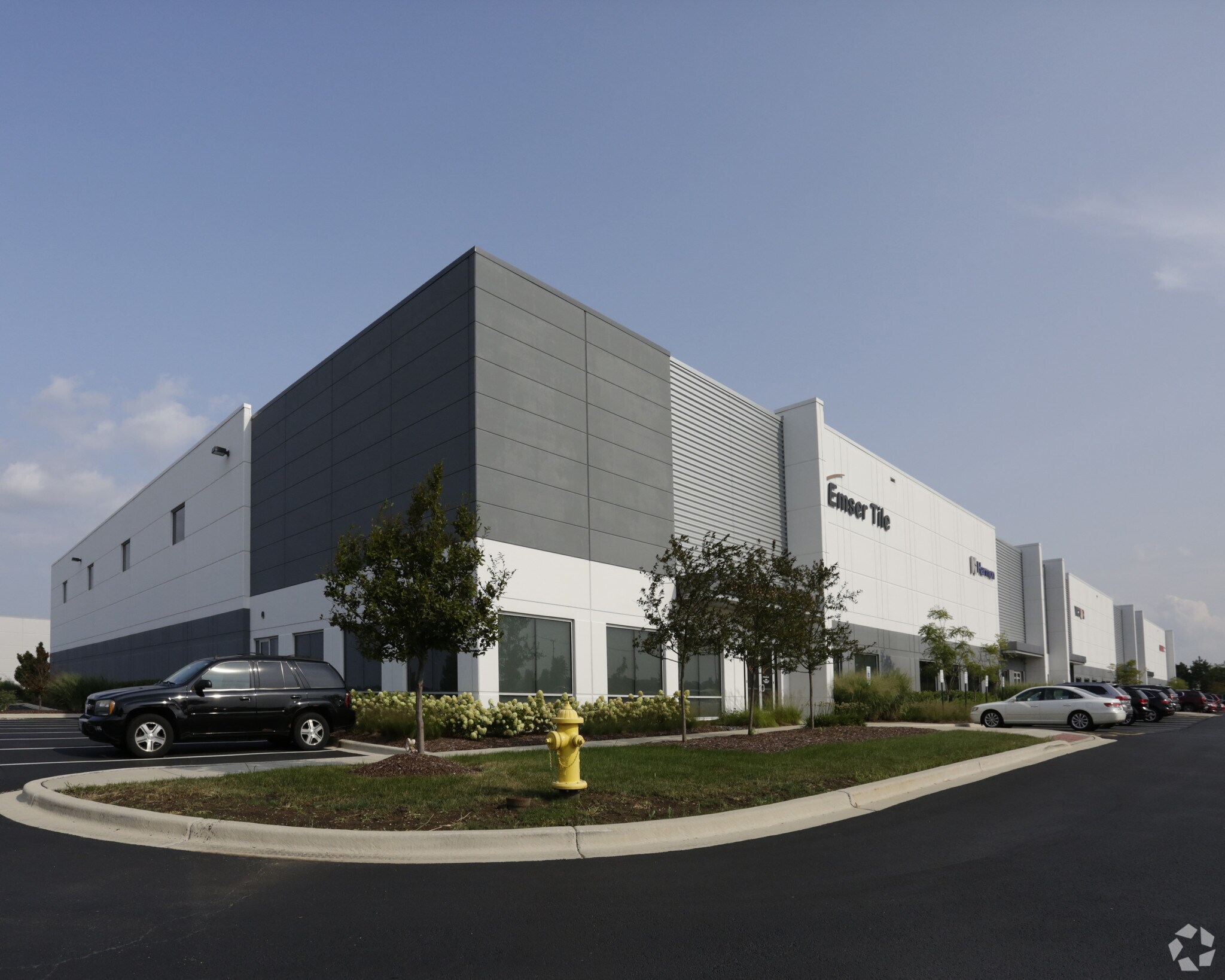 100 E Crossroads Pky, Bolingbrook, IL for lease Building Photo- Image 1 of 9