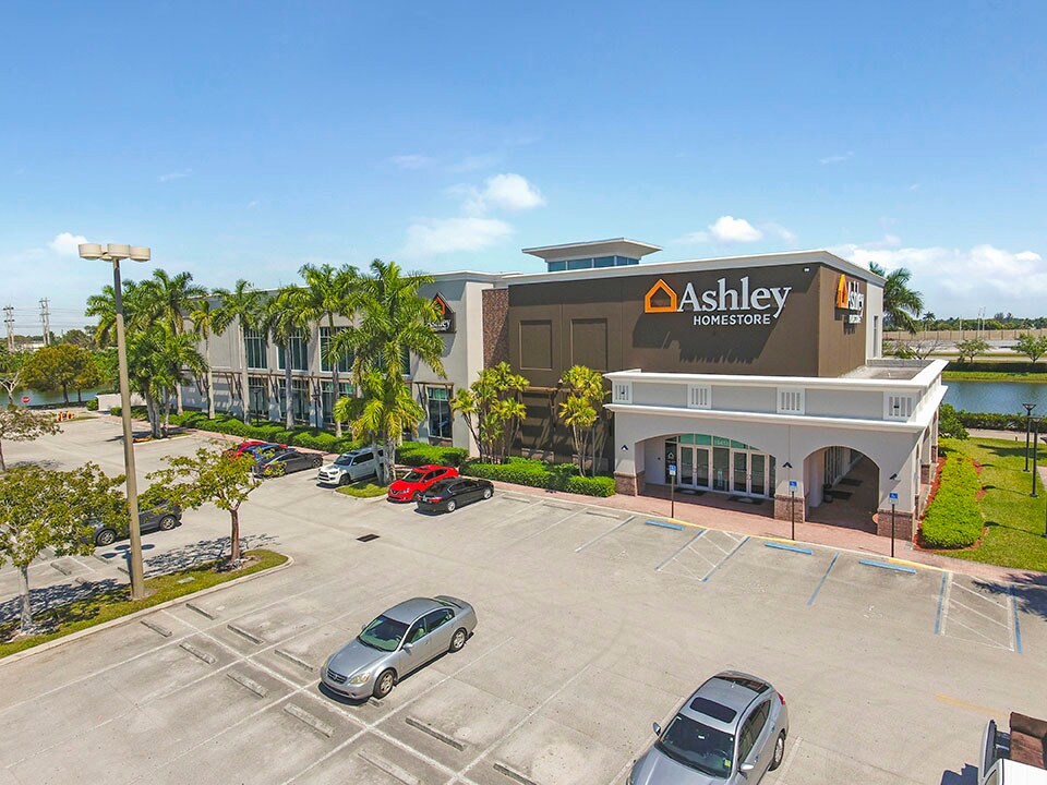 15601 Sheridan St, Davie, FL 33331