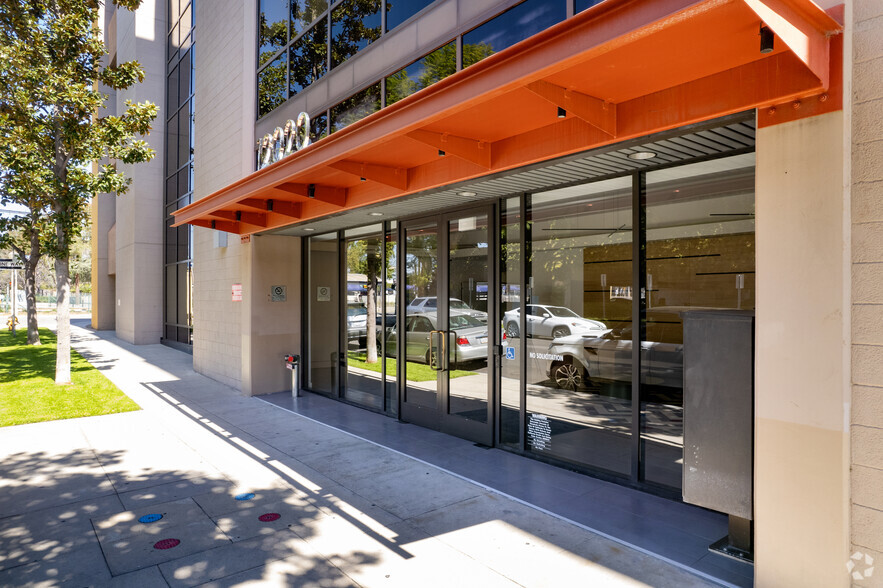 12020 Chandler Blvd, North Hollywood, CA for lease - Building Photo - Image 2 of 6