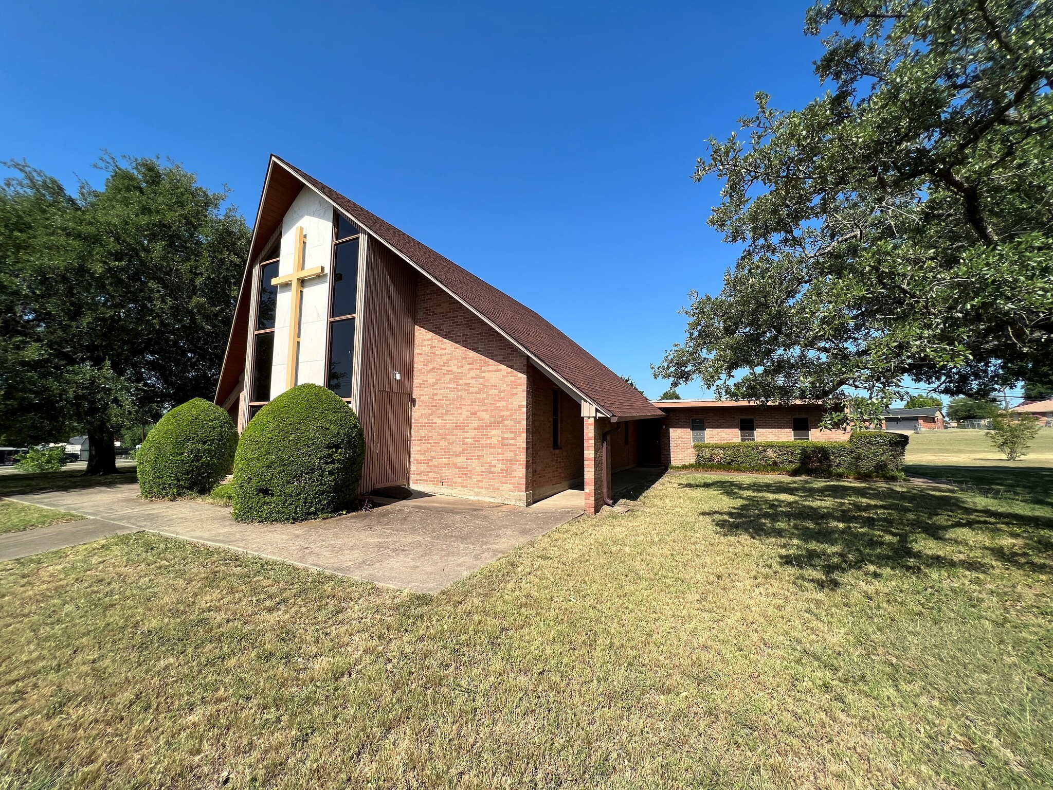 5915 Singing Hills Dr, Dallas, TX for sale Primary Photo- Image 1 of 1