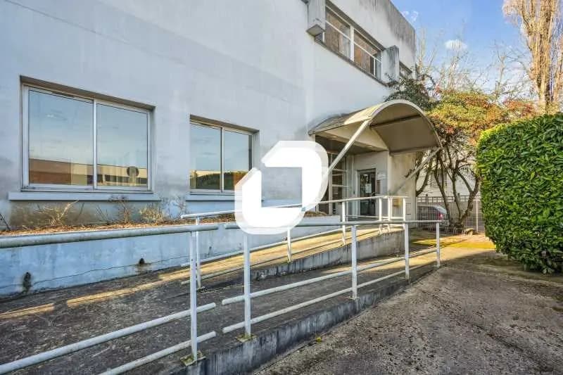 Office in Noisy-le-Sec for lease - Building Photo - Image 1 of 28