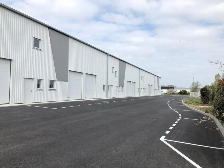 Flex in Lespinasse for lease - Building Photo - Image 3 of 11