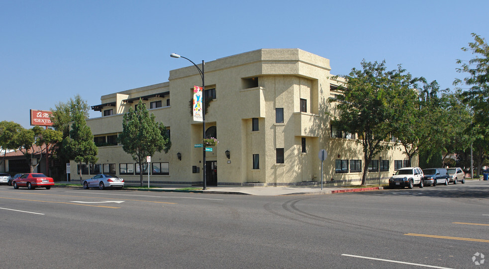 2740 W Magnolia Blvd, Burbank, CA for lease - Primary Photo - Image 1 of 15