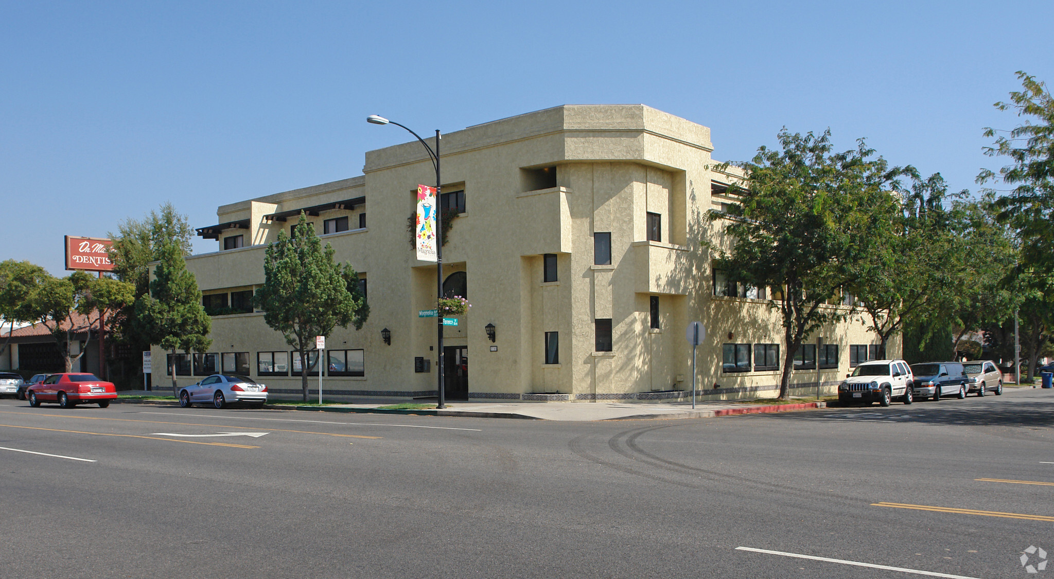 2740 W Magnolia Blvd, Burbank, CA for lease Primary Photo- Image 1 of 16