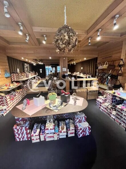 Retail in Amiens for lease - Interior Photo - Image 2 of 3