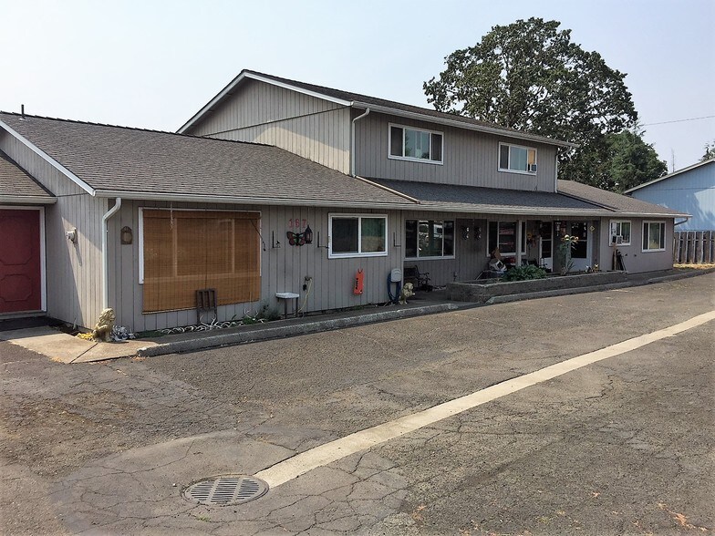167-175 NE Fern Ct, Dallas, OR for sale - Primary Photo - Image 1 of 1