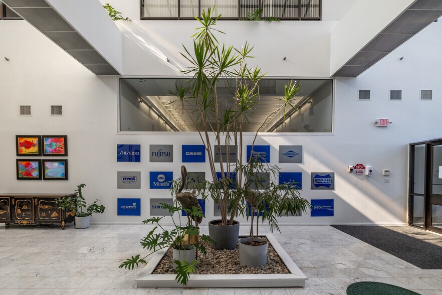 1320 Centre St, Newton, MA for lease - Lobby - Image 3 of 15