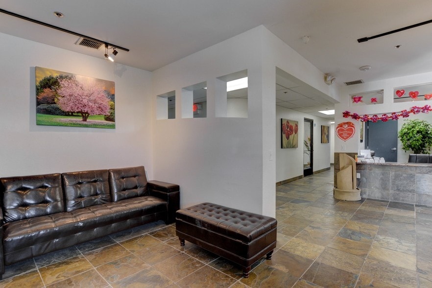 2400-2402 N Tenaya Way, Las Vegas, NV for lease - Interior Photo - Image 3 of 109