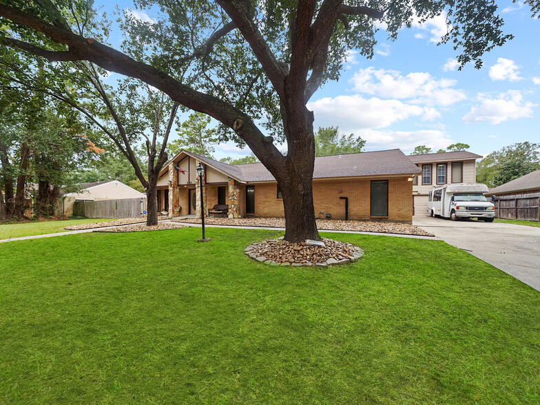 510 Enchanted Hollow Dr, Spring, TX for sale - Primary Photo - Image 1 of 35