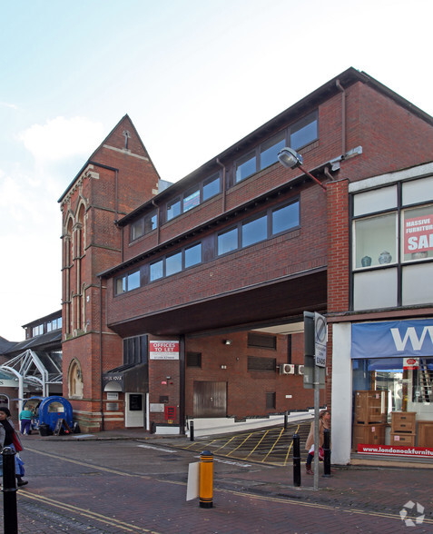 High St, Aylesbury for lease - Primary Photo - Image 1 of 6