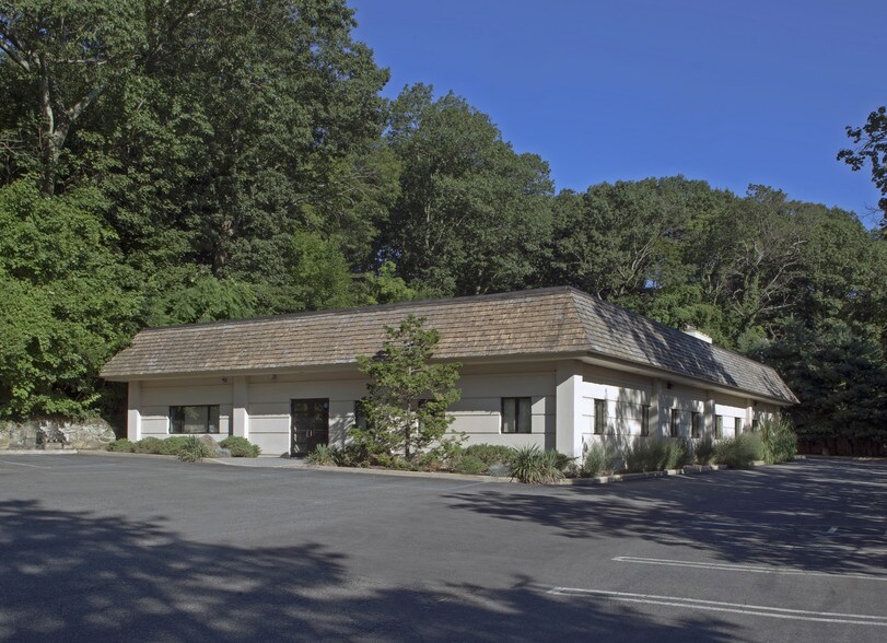 1 Underhill Rd, Glen Head, NY 11545