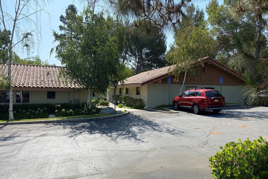 386-398 Lombard St, Thousand Oaks, CA for lease - Building Photo - Image 2 of 24