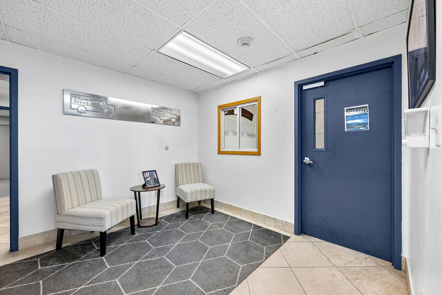 2727 S Beech Daly Rd, Dearborn Heights, MI for lease - Interior Photo - Image 3 of 60