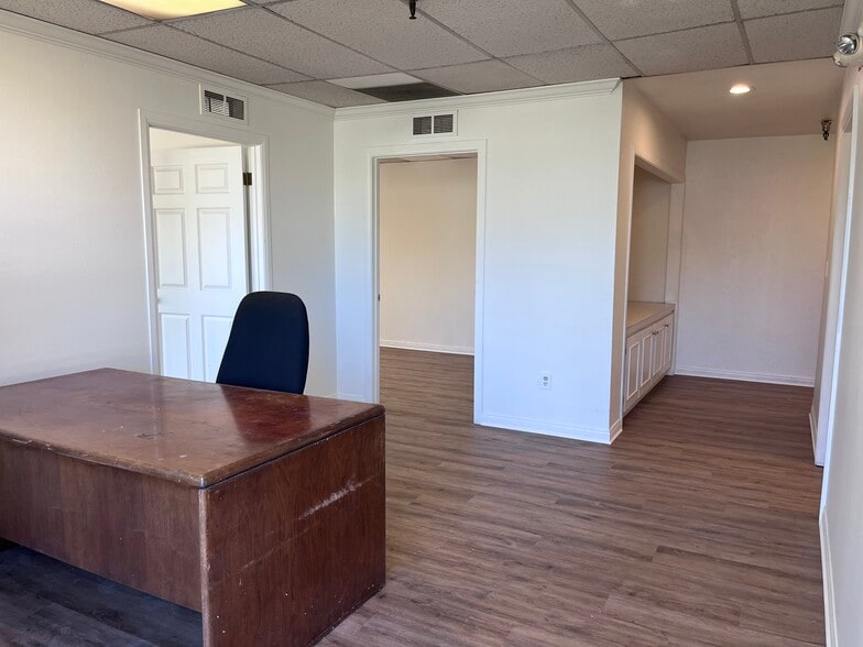 10814 Los Vaqueros Cir, Los Alamitos, CA for lease - Building Photo - Image 3 of 16