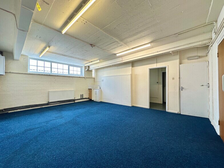 Leagrave Rd, Luton for lease - Interior Photo - Image 3 of 7