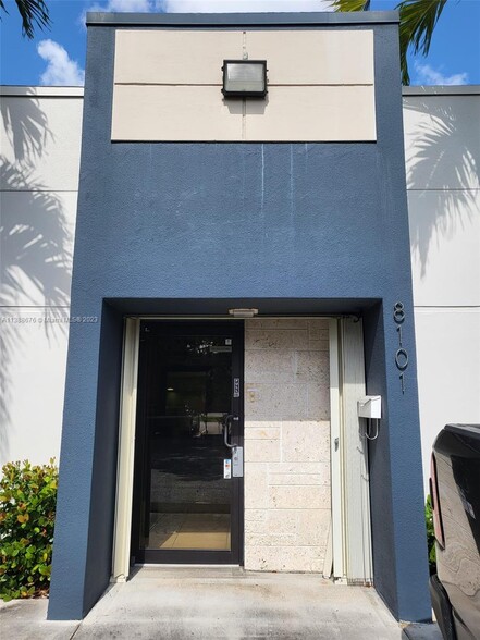 8101 NW 33rd St, Doral, FL for lease - Building Photo - Image 3 of 53