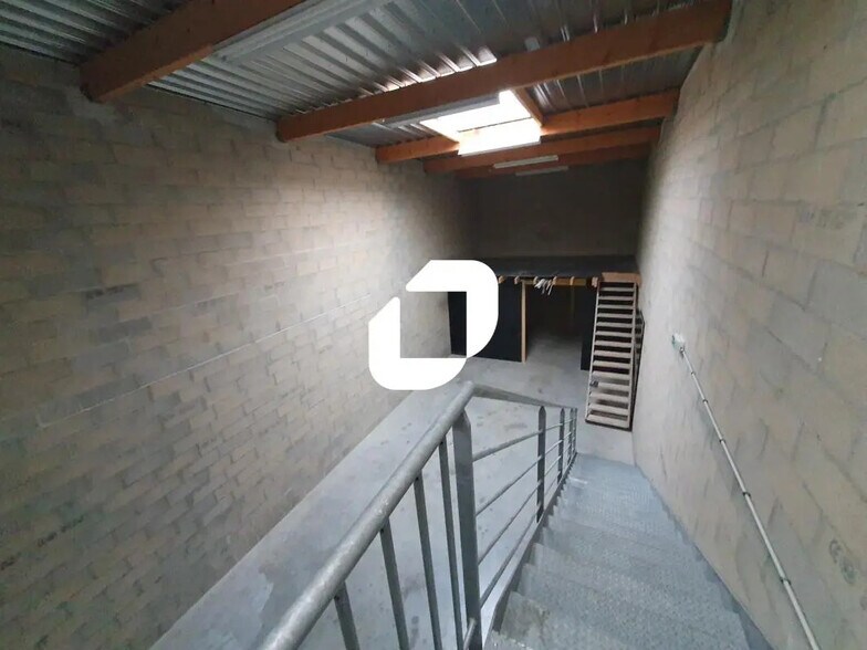 Flex in Ozoir-la-Ferrière for lease - Interior Photo - Image 3 of 7