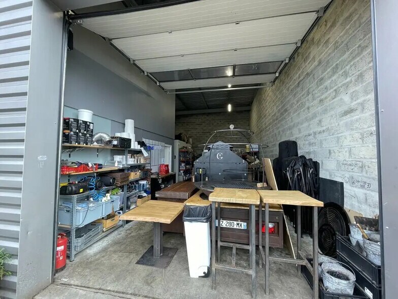 Flex in Montussan for lease - Building Photo - Image 3 of 11