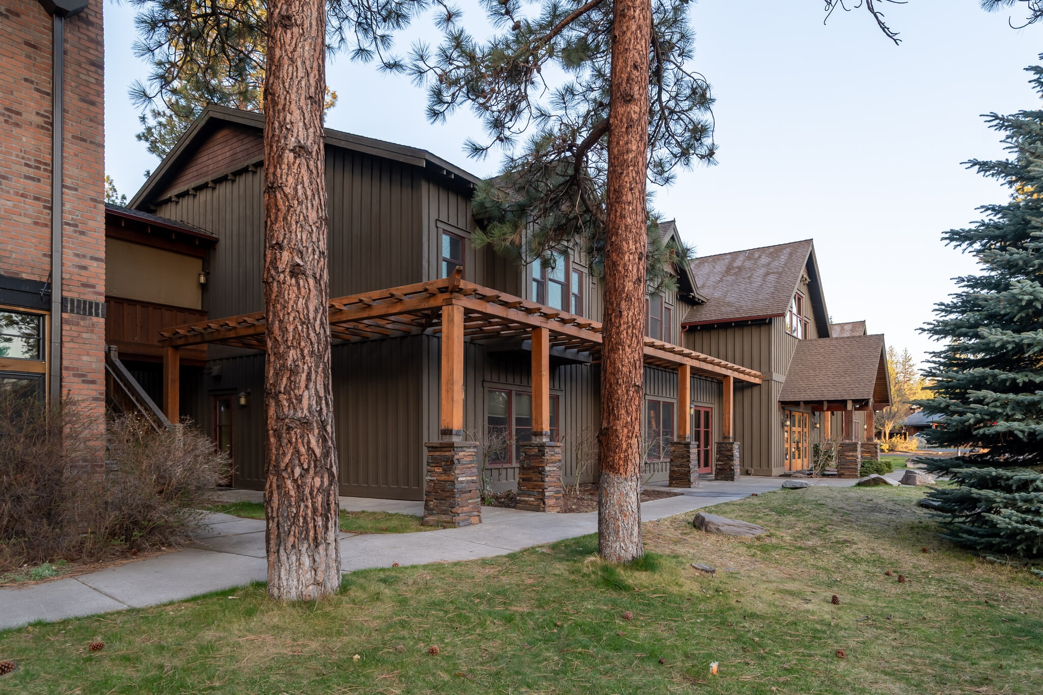 1001 E Desperado Trl, Sisters, OR for sale Building Photo- Image 1 of 16