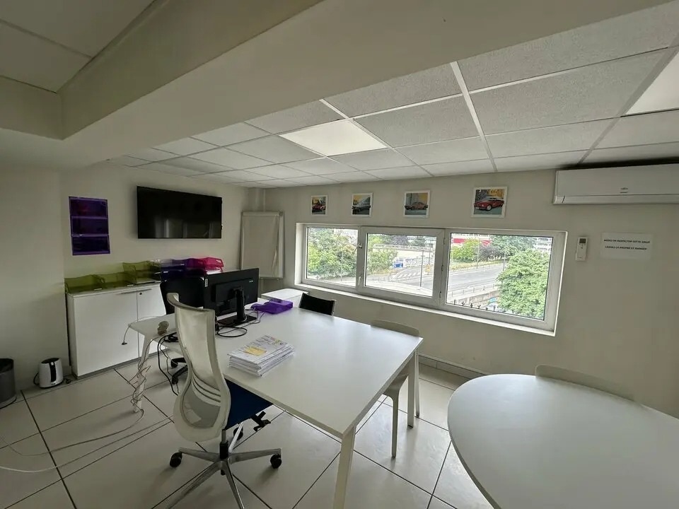 Retail in Ivry-sur-Seine for lease Interior Photo- Image 1 of 1