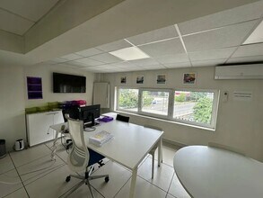 Retail in Ivry-sur-Seine for lease Interior Photo- Image 1 of 1