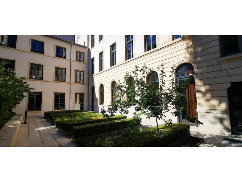 Office in Lyon for lease - Building Photo - Image 3 of 42