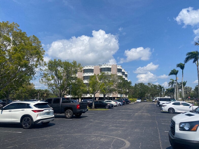 720 Goodlette Rd N, Naples, FL for lease - Building Photo - Image 3 of 11