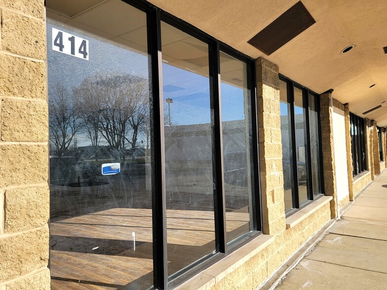 410-416 W Higgins Rd, Schaumburg, IL for lease - Building Photo - Image 3 of 16