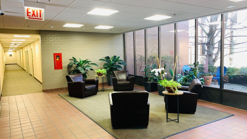 900 Skokie Blvd, Northbrook, IL for lease - Interior Photo - Image 2 of 9