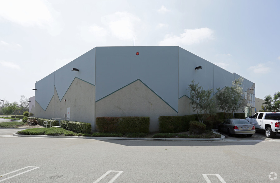 9051 Rochester Ave, Rancho Cucamonga, CA for lease - Building Photo - Image 3 of 10