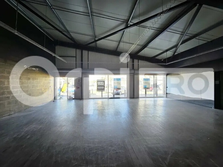 Retail in Tinqueux for lease - Interior Photo - Image 2 of 6