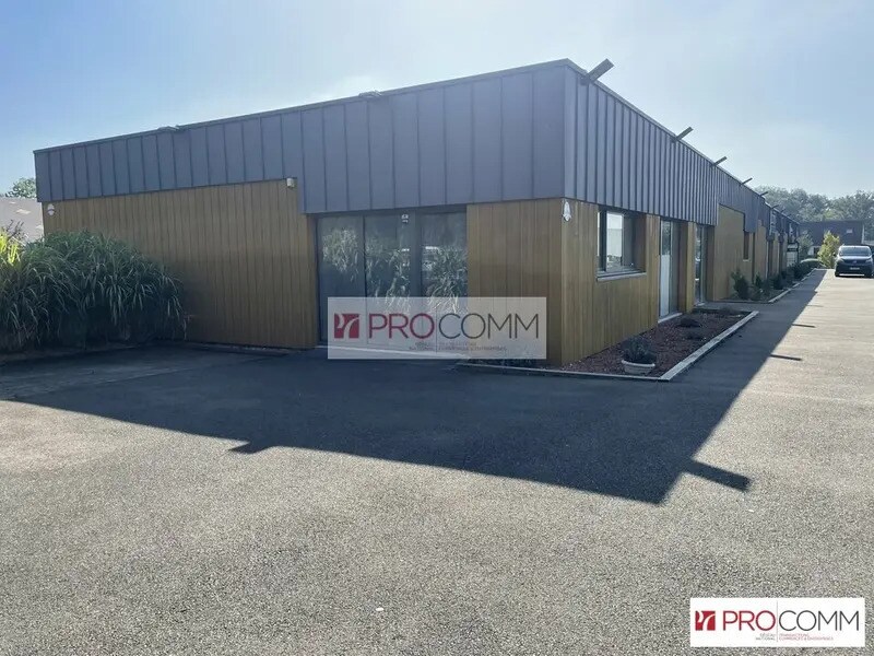 Retail in Chartres for lease Building Photo- Image 1 of 10