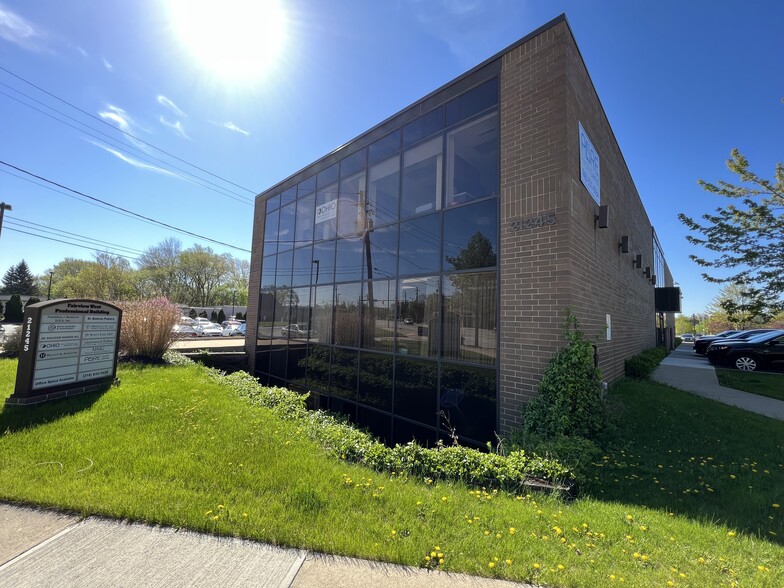 21245 Lorain Rd, Fairview Park, OH for lease - Building Photo - Image 1 of 16