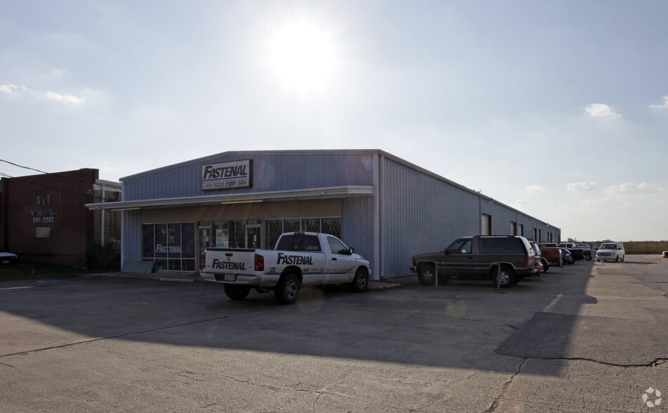 1118 N Main St, Pearland, TX for lease - Primary Photo - Image 1 of 10