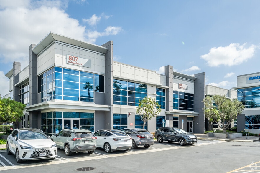 801-807 Parkview Dr N, El Segundo, CA for lease - Building Photo - Image 1 of 24