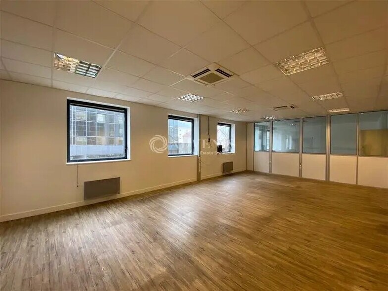 Office in Ivry-sur-Seine for lease - Interior Photo - Image 3 of 9