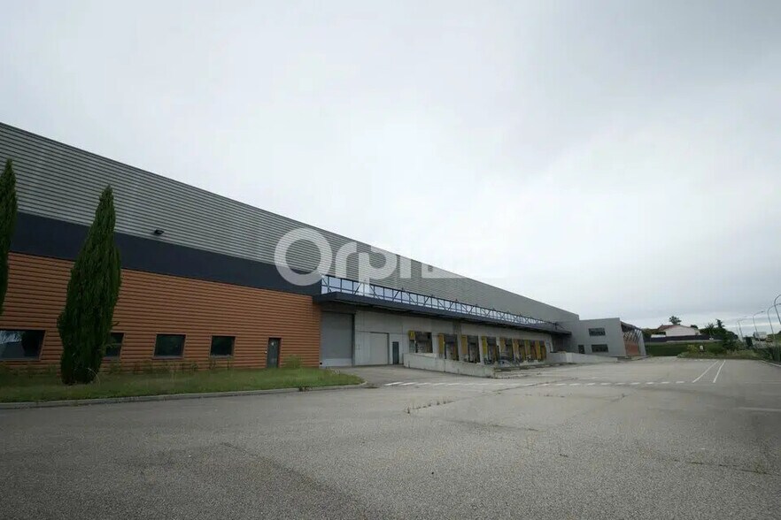 Office in Miribel for lease - Building Photo - Image 2 of 5