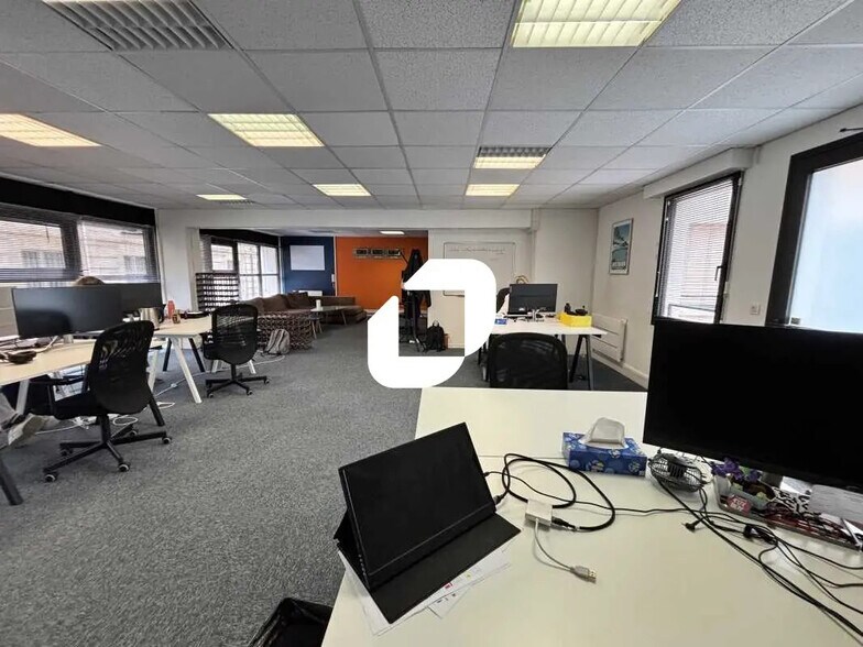 Office in Bordeaux for lease - Interior Photo - Image 3 of 6