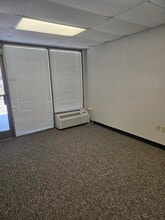 502-880 Kingwood Dr, Humble, TX for lease Building Photo- Image 2 of 4