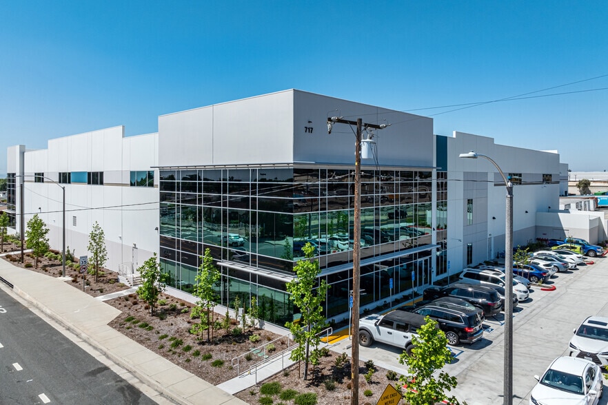 717 W State St, Ontario, CA for lease - Primary Photo - Image 1 of 7