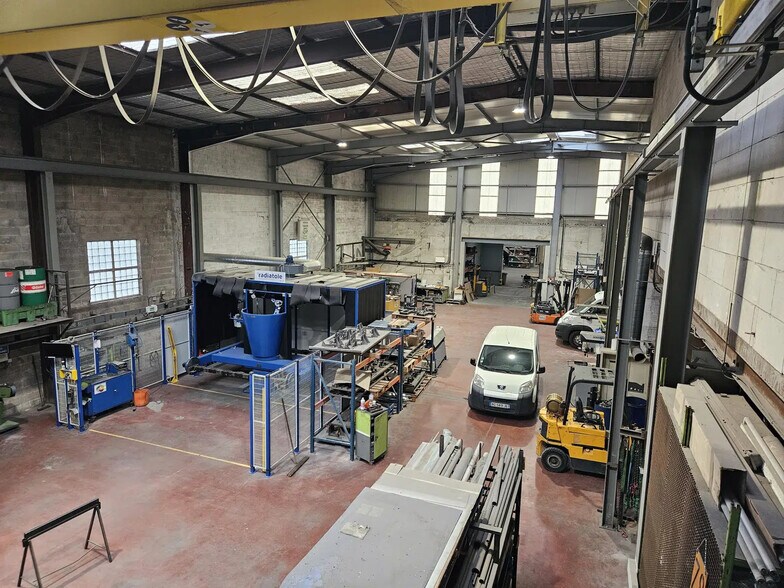 Flex in Vitrolles for lease - Interior Photo - Image 1 of 9