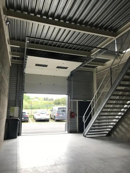 Flex in Neuilly-Plaisance for lease - Building Photo - Image 2 of 4