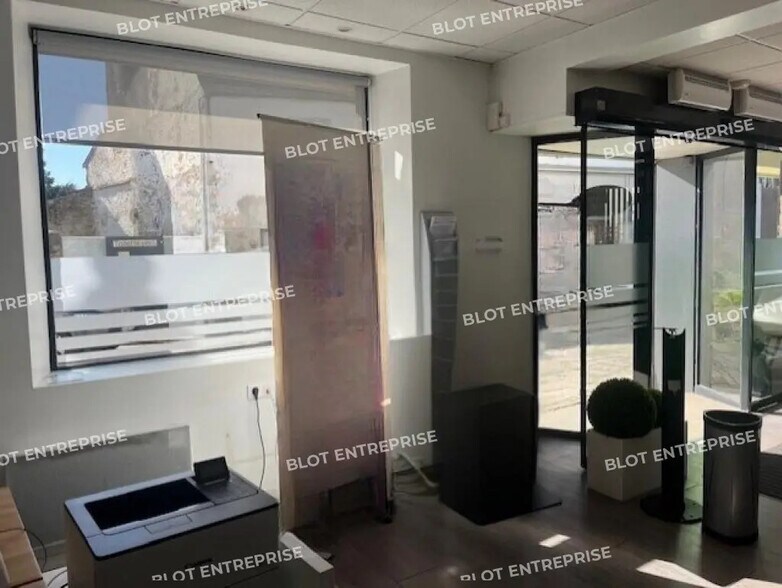 Retail in Auray for lease - Building Photo - Image 2 of 6