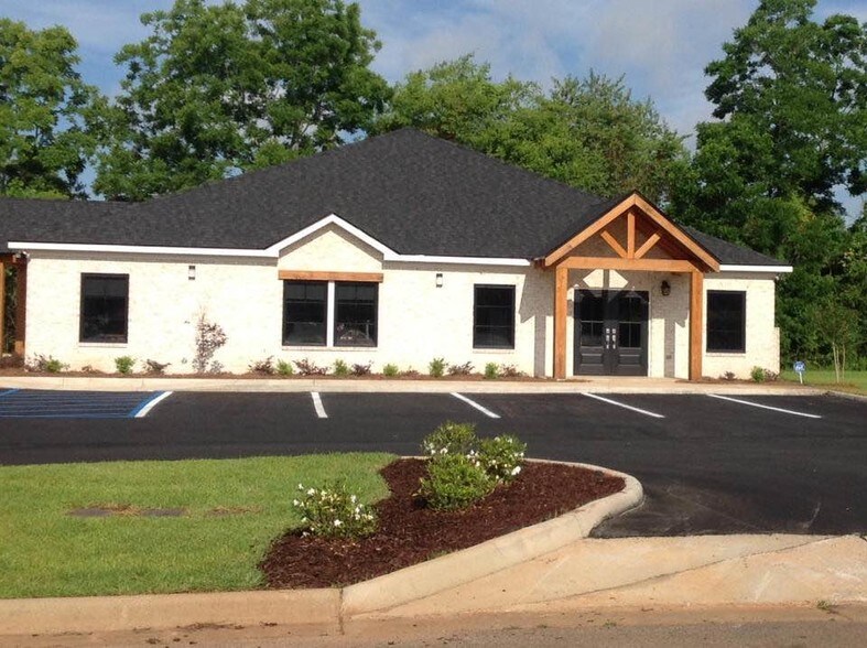 1600 Whatley Dr, Dothan, AL 36303