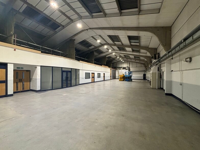 110 Morden Rd, Mitcham for lease - Building Photo - Image 2 of 5