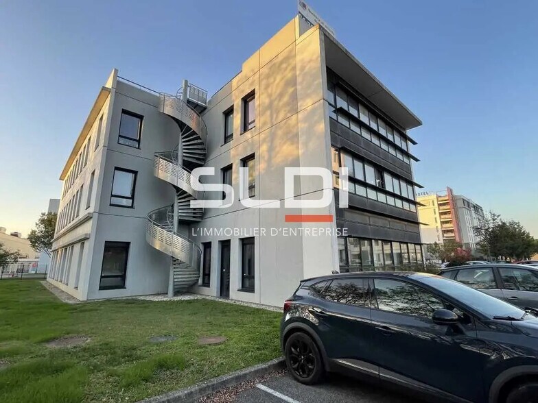 Office in Saint-Priest for lease - Building Photo - Image 2 of 10