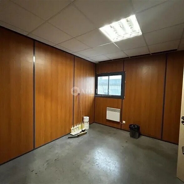 Office in  for lease - Interior Photo - Image 3 of 12